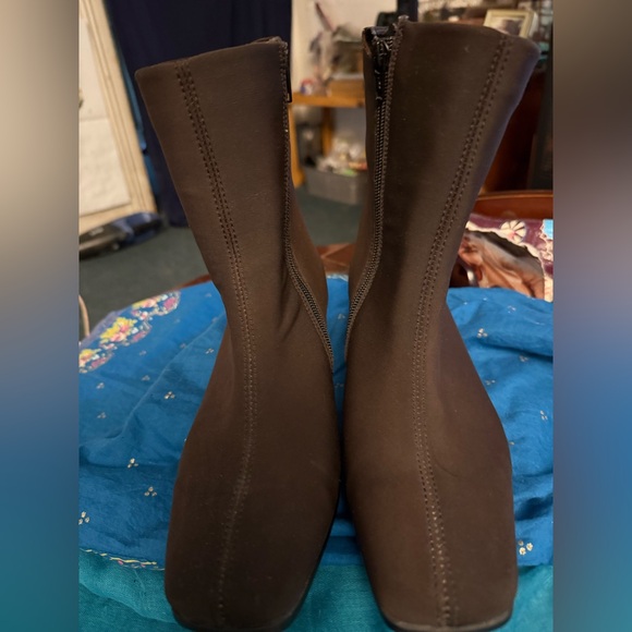 BEST Boots you can find..  lined with 100% wool to keep your feet warm n dry!! - Picture 5 of 14